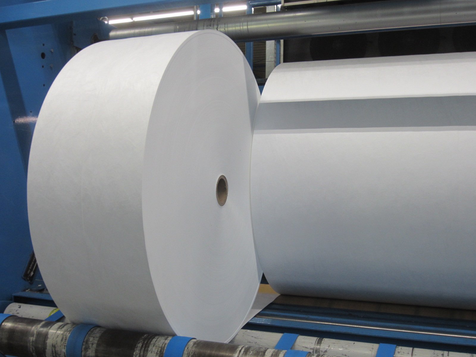 Rollenlager mit Mutterrollen verschiedener Materialien
